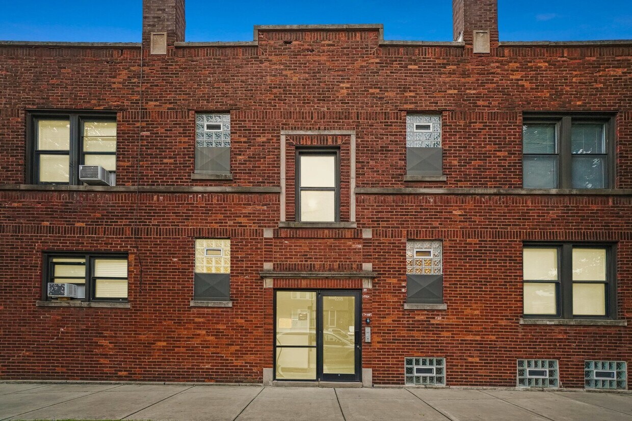 Primary Photo - 3456 N Leavitt St