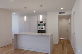 Building Photo - 3555 Chem. de la Côte-des-Neiges