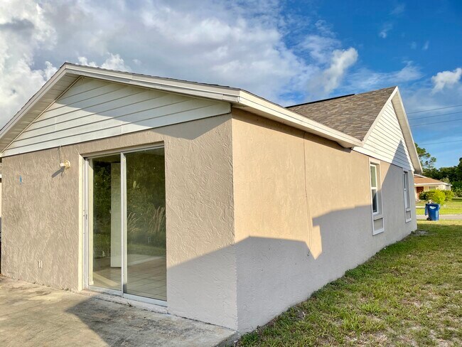 Building Photo - 2218 30th Ave W