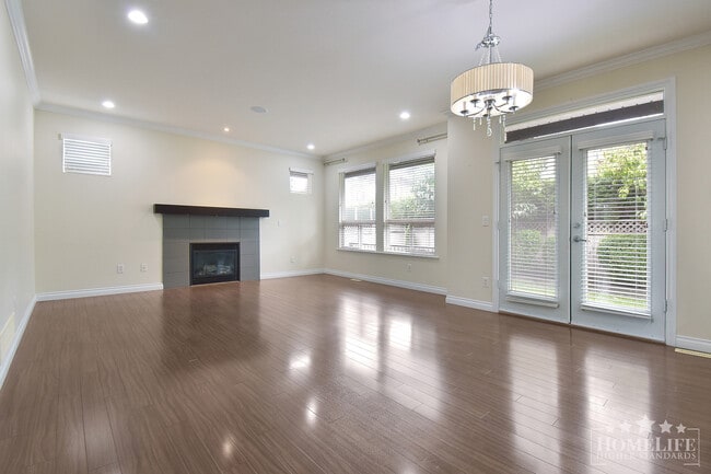 Photo du bâtiment - Stunning 5-Bed, 4-Bath Home with Dual Kitc...
