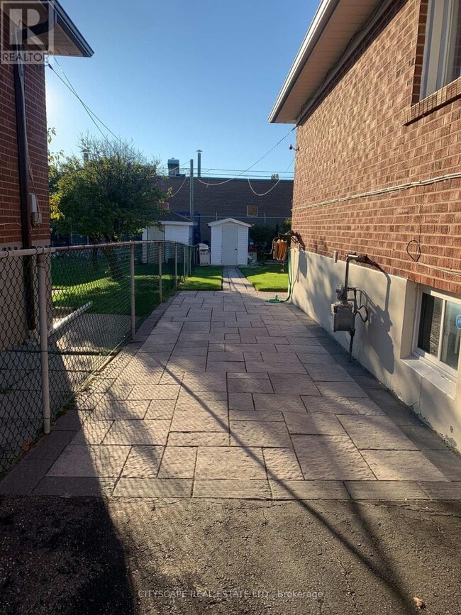 Photo du bâtiment - 120 Hullmar Dr