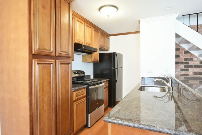Building Photo - Beautiful 2 Bedroom 1 Bath Condo just step...