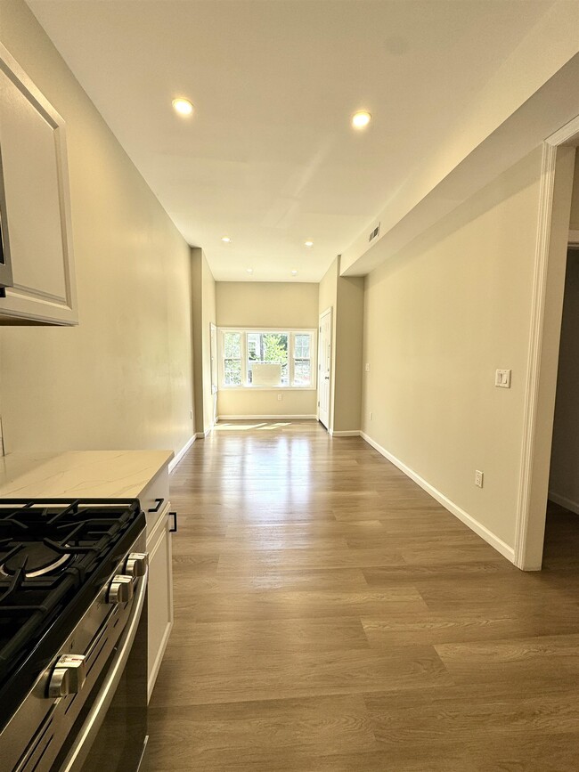 Building Photo - 628 Bramhall Ave