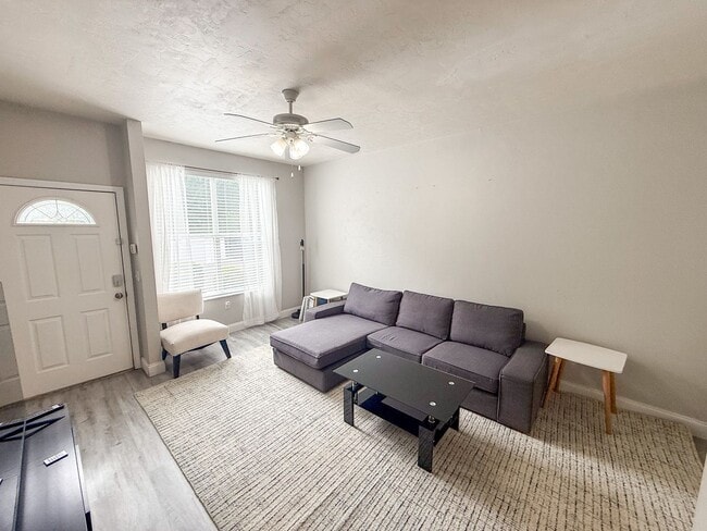 Building Photo - Victoria Station #132