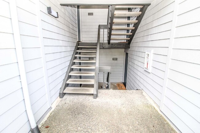 Building Photo - Exceptional Bottom floor Condo in Kirkland...