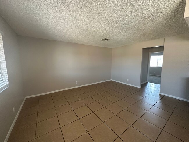 Building Photo - Two Bedroom/One Bathroom