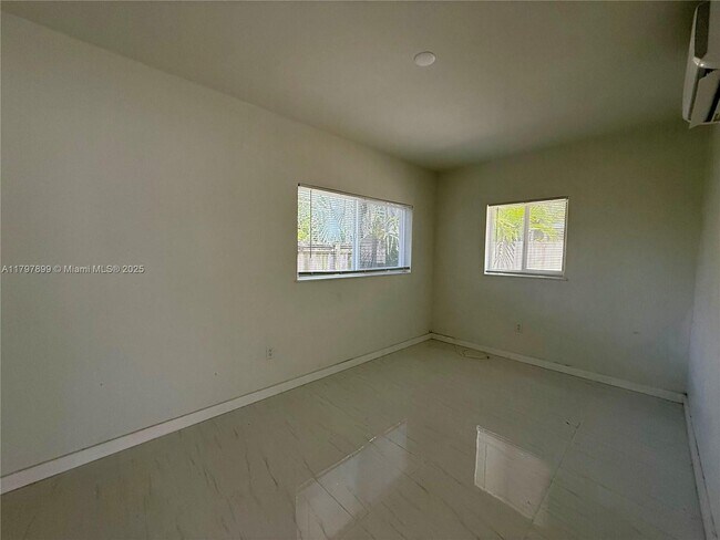 Foto del edificio - 572 NE 67th St