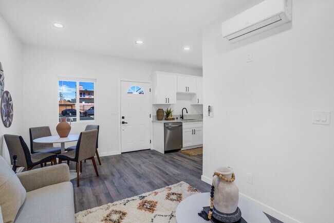 Building Photo - Beautiful Renovated 2 Bed/1 Bath Unit
