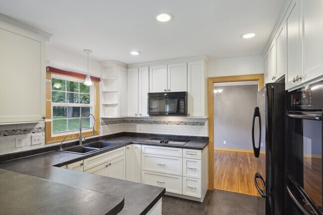Foto del edificio - 2425 Merrimac Ln N