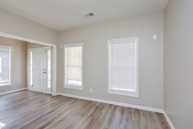 Building Photo - 137 Lantana Dr