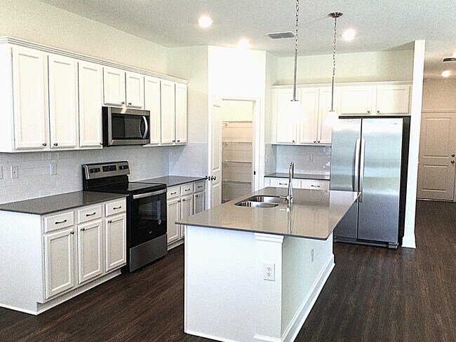 Building Photo - 1033 Walden Pond Dr