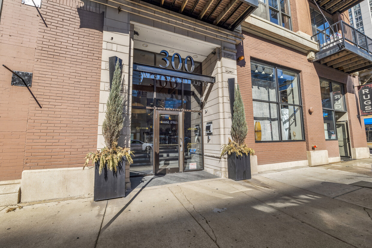 Foto principal - 300 W Grand Ave