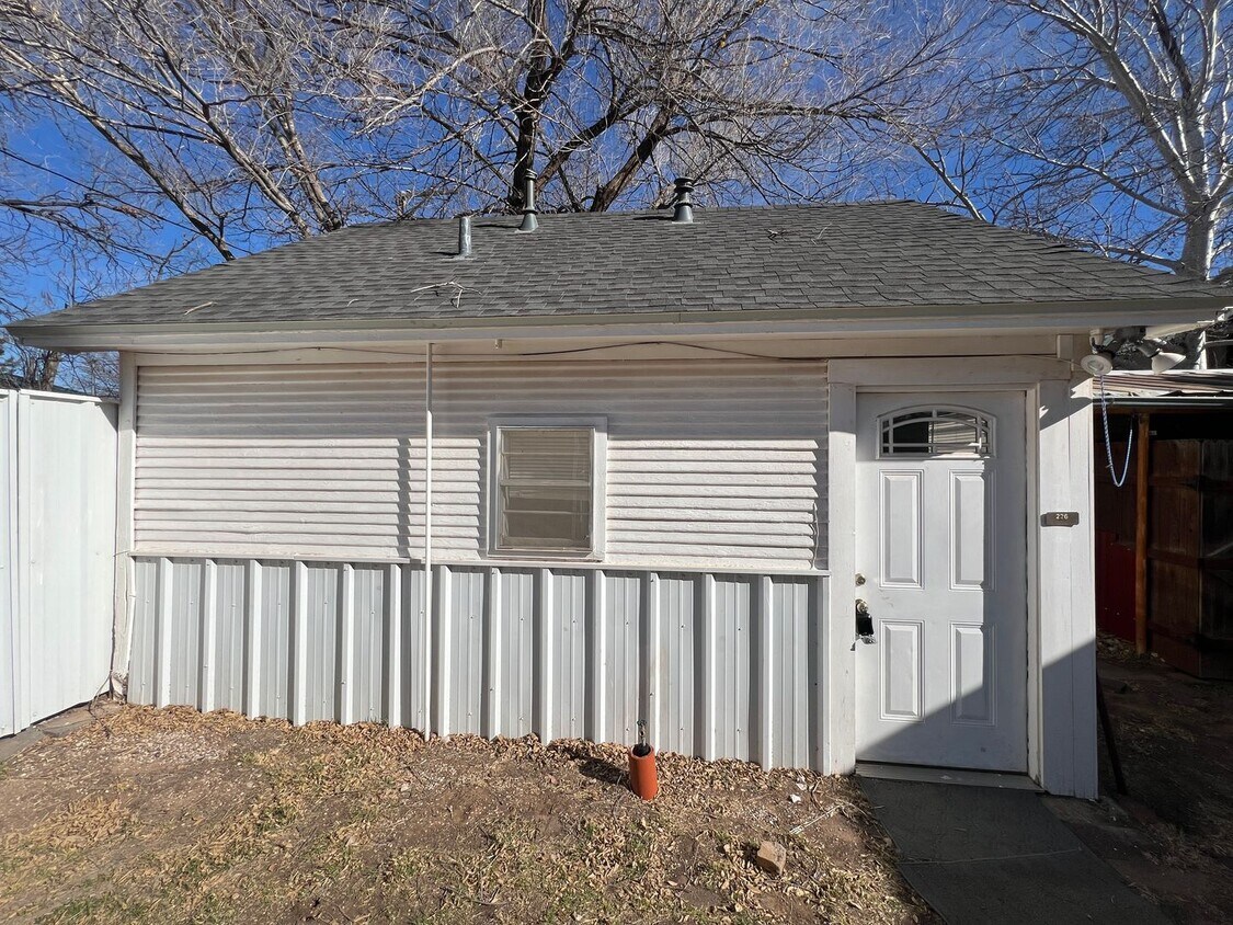 Primary Photo - 1 Bedroom Back House - Utilities Included!
