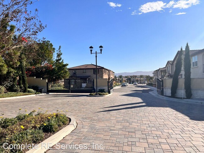 Building Photo - 4 br, 3.5 bath House - 7093 Montecito Ln
