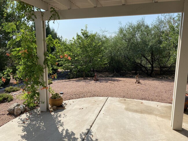 Foto del edificio - 1605 W Bronco Ln