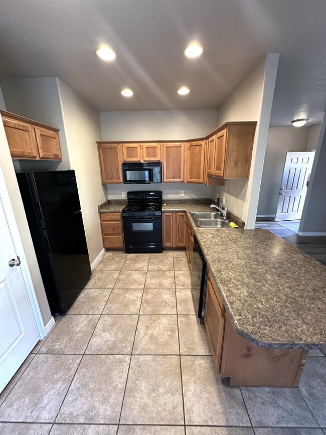 Foto del edificio - Well-maintained 3 bed/2 bath condo near Sk...