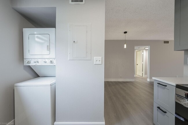 Building Photo - 105 Gardens Dr