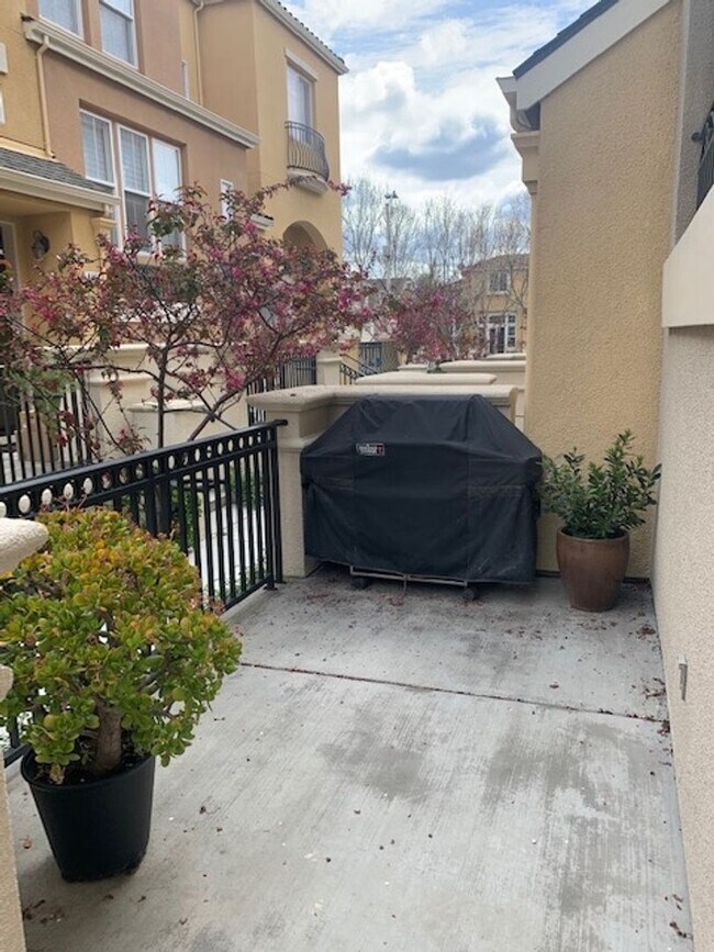 Foto del edificio - GORGEOUS MODERN 3BR 3BA TOWNHOUSE IN BEAUT...