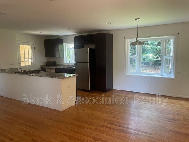 Foto del edificio - 4205 Pike Rd
