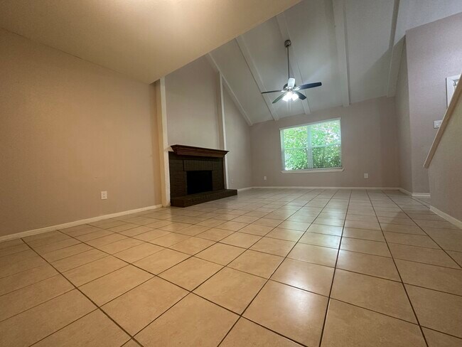 Foto del edificio - 1222 Ravenscourt Dr