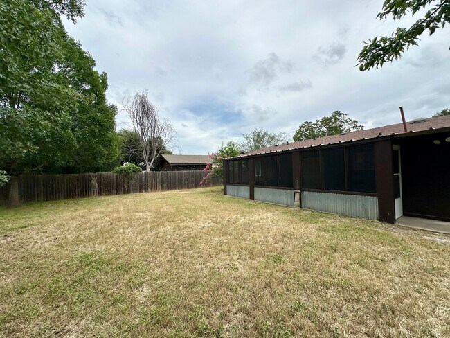 Building Photo - 3/2 House in North Austin