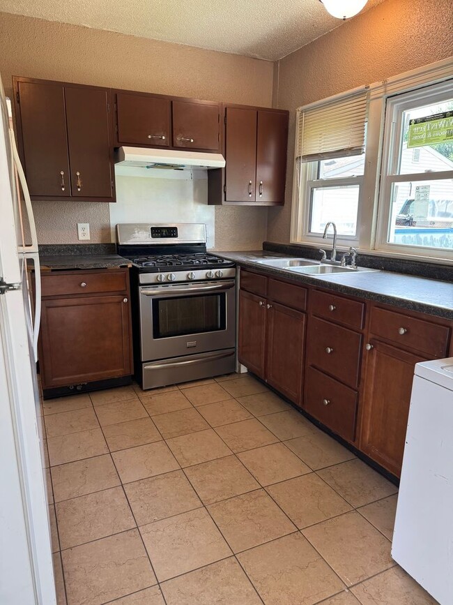 Building Photo - 2 bed 1 bath home, $1050.00 Near Bunn Park