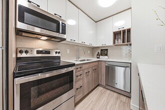 Building Photo - Walnut Place