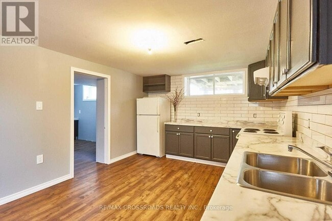 Building Photo - 904 Crocus Crescent