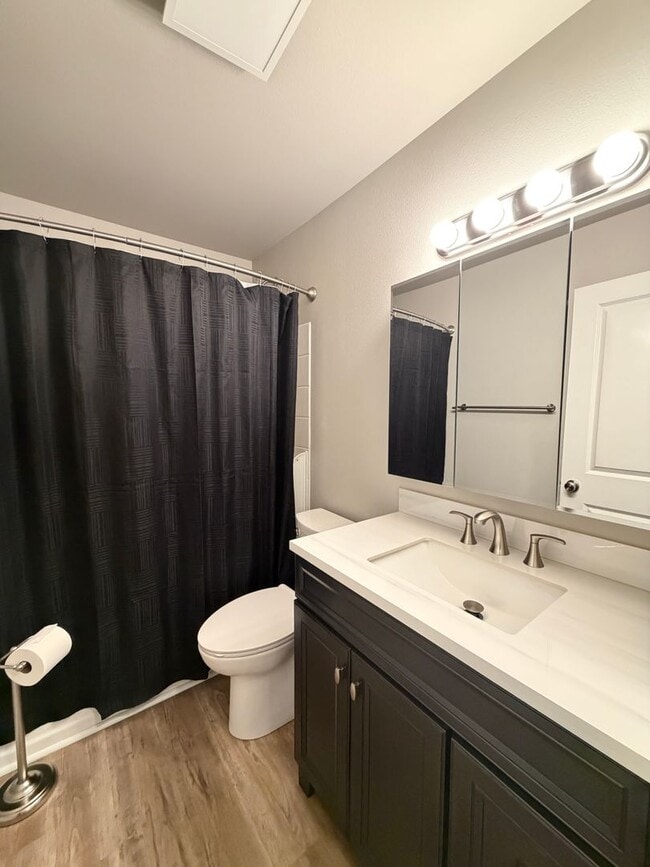 Building Photo - Downtown 2 BR, Complete Remodel!