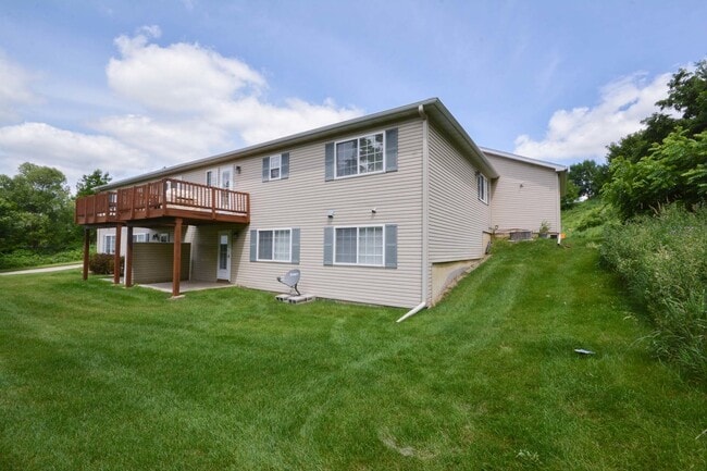 Foto del edificio - Private End-Unit Townhome with Walkout Basement