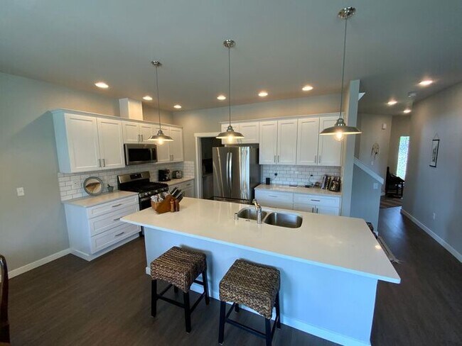 Foto del edificio - Centralia 4bdr brand new home 2 garage & s...