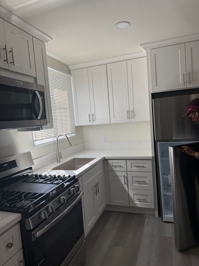 Foto del edificio - FOR RENT — COMPLETELY REMODELED Apartment