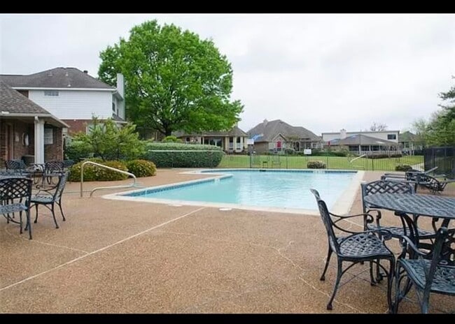 Building Photo - 4716 Village Oak Dr