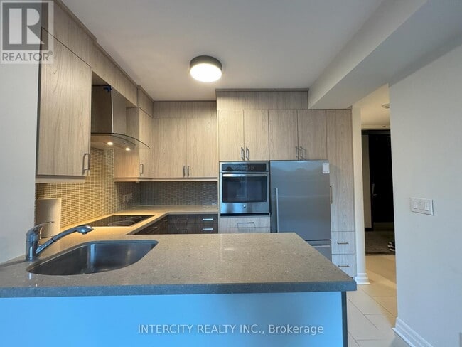 Building Photo - 70 Alexander St