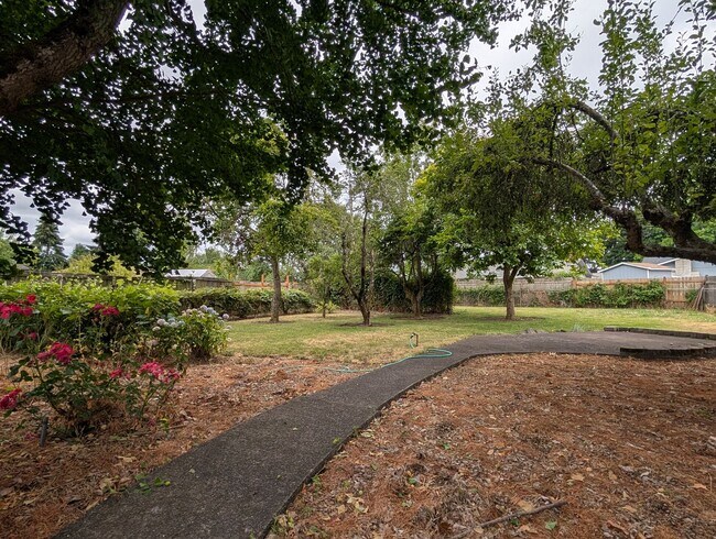 Foto del edificio - Charming 3-Bedroom, 1.5-Bath Home ~ Landscaping Provided!