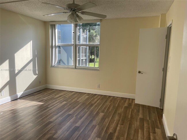 Foto del edificio - 9401 Evergreen Pl