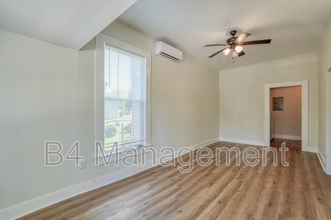 Building Photo - 654 Ravenel St