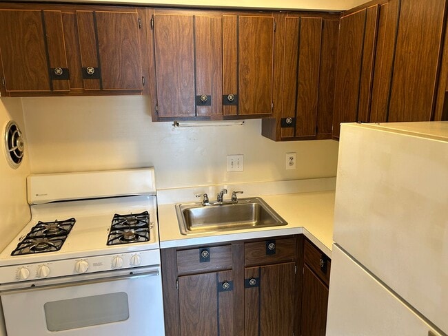 Building Photo - Cozy Leesburg Condo