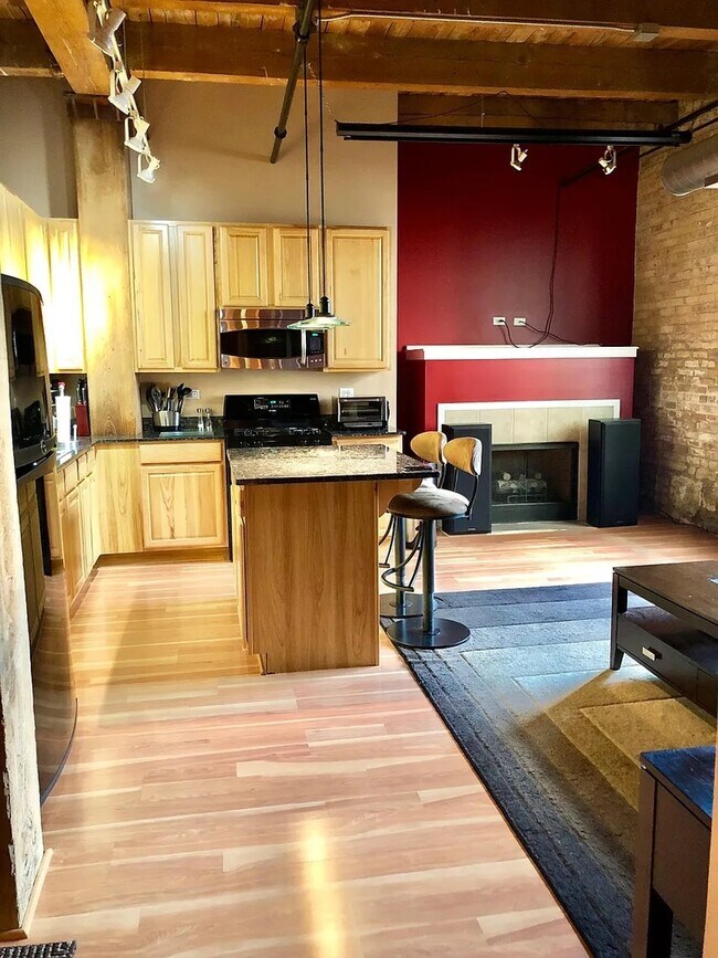 Foto del edificio - 1740 N Maplewood Ave