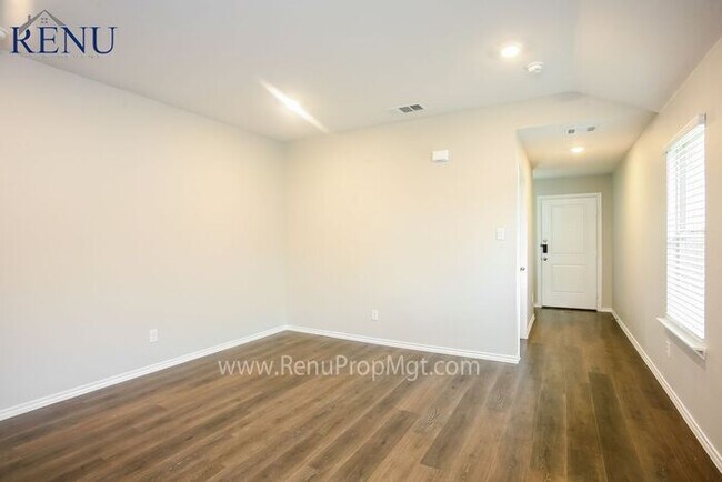 Foto del edificio - Now Available!