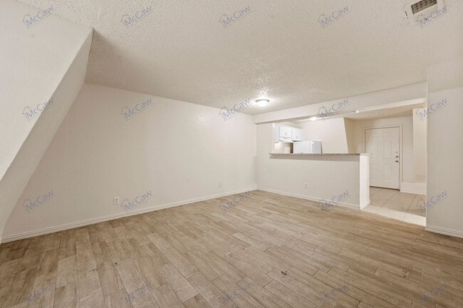 Building Photo - Great 2 BR & 1.5 BA Apartment in Dallas (7...