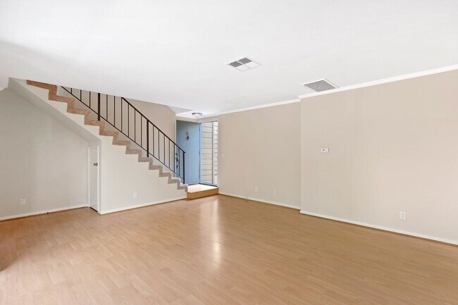 Foto del edificio - Excellent 1 Br 1Ba with Den in a Well Kept...