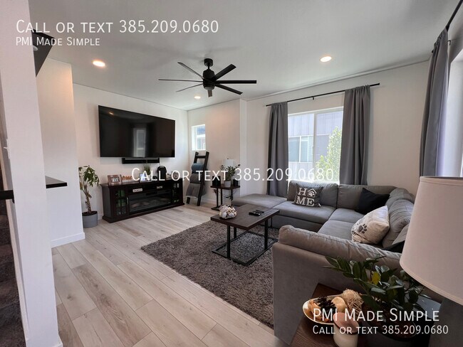 Building Photo - $250 Move-in Special! Modern and Comfortab...