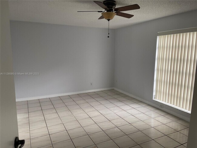 Foto del edificio - 8310 Sands Point Blvd