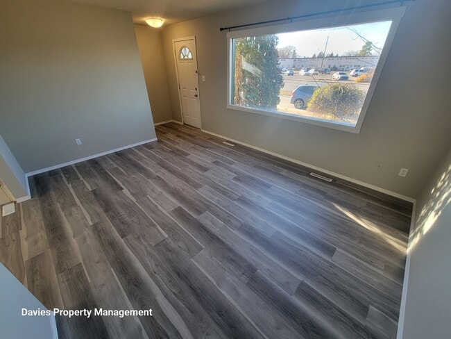 Photo du bâtiment - 12927-12982 82 St NW