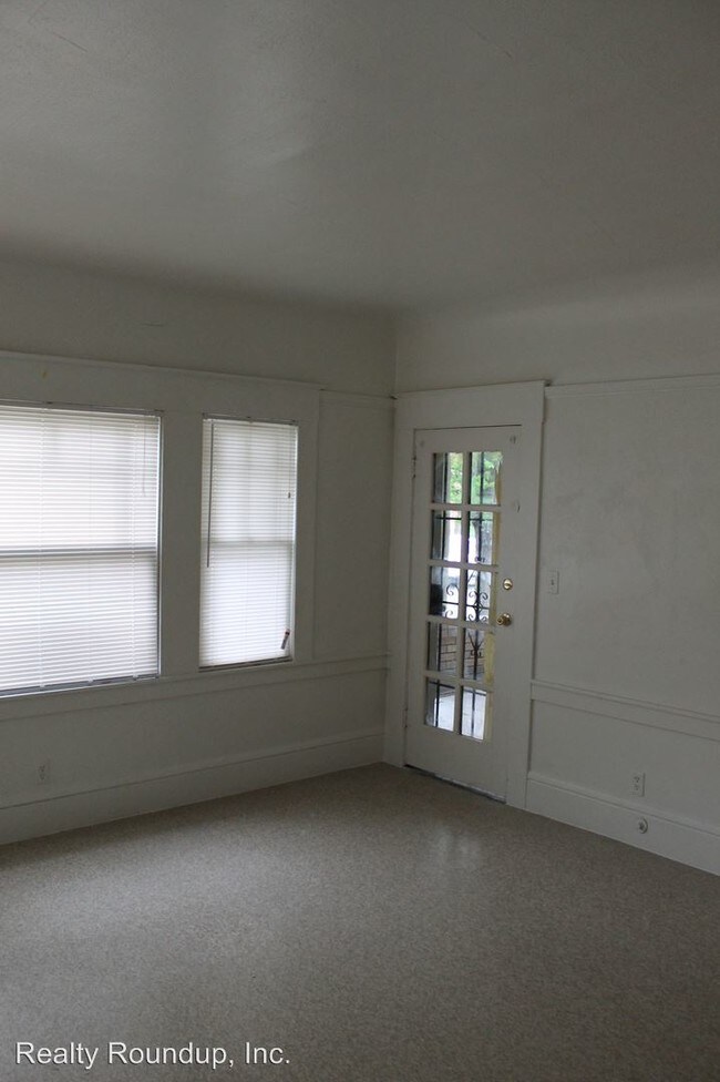 Building Photo - 315 E Poplar St