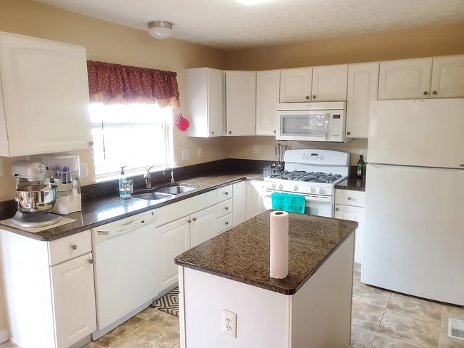 Building Photo - 121 Foxbay Ln