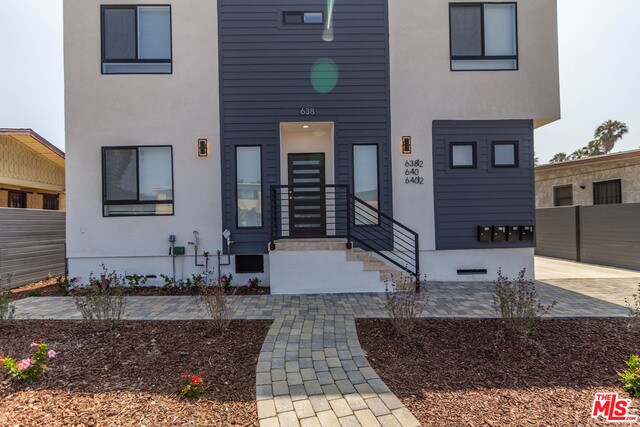 Foto del edificio - 640 N Heliotrope Dr