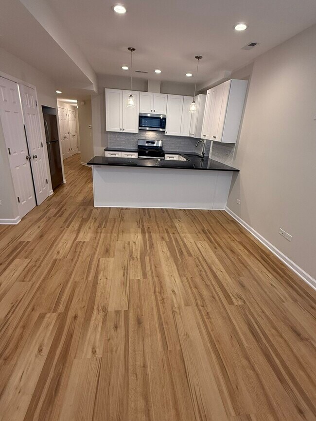 Foto del edificio - 5751 W Higgins Ave