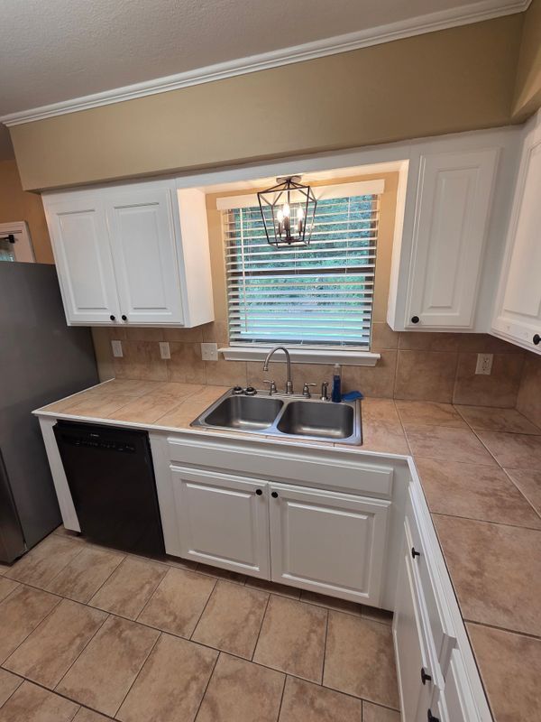 Building Photo - 16115 Bolivar Dr